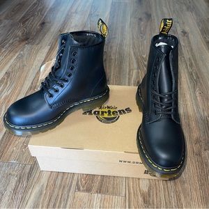 NWT Dr Martens Smooth Leather Lace Up Boots
